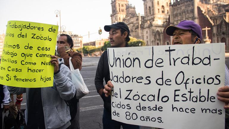 Trabajadores de la construcción así como comerciantes y acudieron a protestar al Palacio Nacional, para exigir apoyos económicos al Presidente Andrés Manuel López Obrador. FOTO: VICTORIA VALTIERRA/CUARTOSCURO.COM