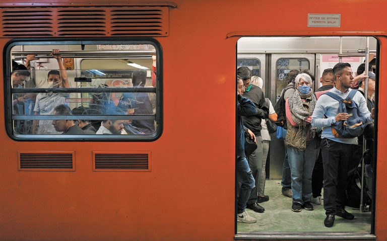 Nuevas formas de viajar. Los sistemas de transporte colectivo adoptaron medidas para reducir la posibilidad de contagio entre viajeros y conductores. La modalidad de trabajo en casa efectó la cantidad de pasajeros transportados al día. Foto EE: Daniel Sánchez