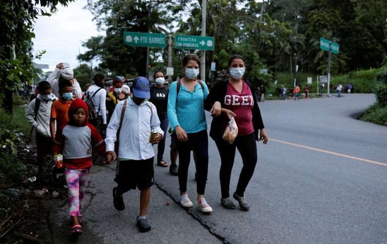 Migrantes procedentes de Honduras avanzan sobre territorio de Guatemala, rumbo a México.