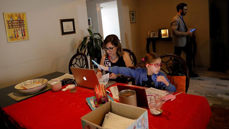 De acuerdo con la OIT, más de 50% del empleo ocupado por mujeres está en riesgo por la pandemia. En la imagen, una familia en cuarentena en la Ciudad de México. Foto: Reuters