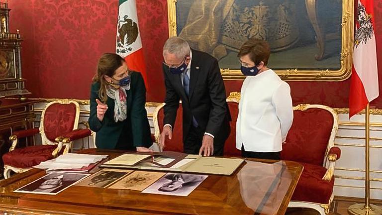 La historiadora Beatriz Gutiérrez y el presidente de Austria, Alexander Van der Bellen. Foto: Twitter Andrés Manuel López Obrador.