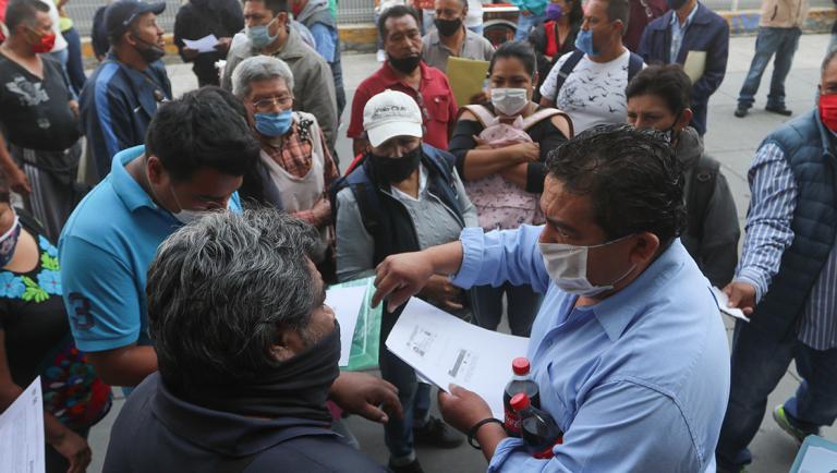 Ciudadanos en la Secretaría de Trabajo y Fomento al Empleo, para entregar solicitudes al programa Acción Social Desempleo Covid-19. Foto: Cuartoscuro