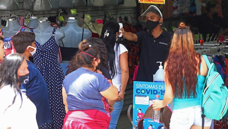 GUADALAJARA, JALISCO, 03MAYO2020.- A tres días de la reactivación económica para algunos negocios en el estado y de un largo periodo de confinamiento por la pandemia sanitaria del coronavirus (Covid-19), la gran mayoría de los establecimientos del corredor comercial de Obregón lucieron con afluencia de personas, cumpliendo con los protocolos sanitarios que ordeno el Gobierno del estado, en lo que se denomina la nueva normalidad.FOTO: FERNANDO CARRANZA GARCIA / CUARTOSCURO.COM