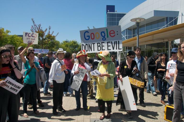 Ciudadanos frente a las oficinas de Google en Palo Alto, California, durante una protesta en agosto de 2010 por la neutralidad de la red. Foto Flickr: Steve Rhodes / Licencia CC BY-NC-ND 2.0