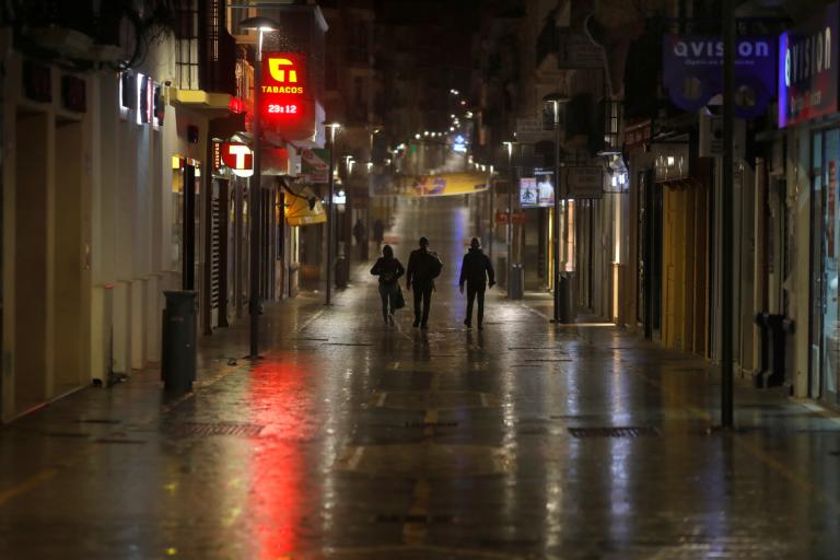 Personas caminan por una calle vacía en el sur de España durante el primer día del toque de queda nocturno establecido como parte de un Estado de emergencia para controlar el rebrote del coronavirus. Foto: Reuters.