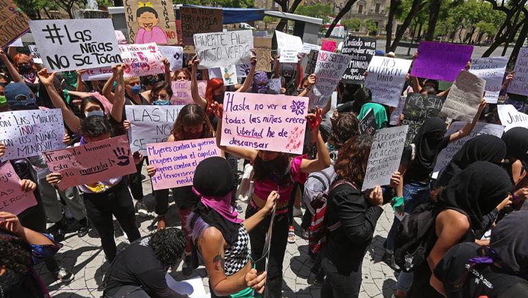 GUADALAJARA, JALISCO, 20AGOSTO2020.- Un grupo de mujeres realizaron una concentración feminista a un costado de Palacio de Gobierno, los motivos pedir justicia por Elsy niña de 12 años de edad quien fue encontrada muerta con signos de violencia y abuso en días pasados en el municipio de Tala, así como por los acontecimientos pasados en Puerto Vallarta.FOTO: FERNANDO CARRANZA GARCIA / CUARTOSCURO.COM