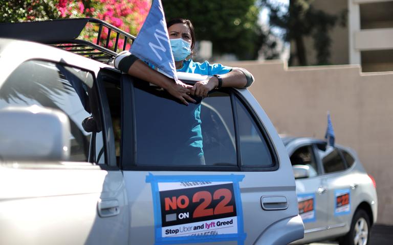 Opositores a la Proposition 22 de California, que permite a Uber, DoorDash, Lyft e Instacart evadir el cumplimiento de una ley laboral que obliga a las empresas de plataforma a clasificar a conductores y repartidores como empleados. Foto: Reuters