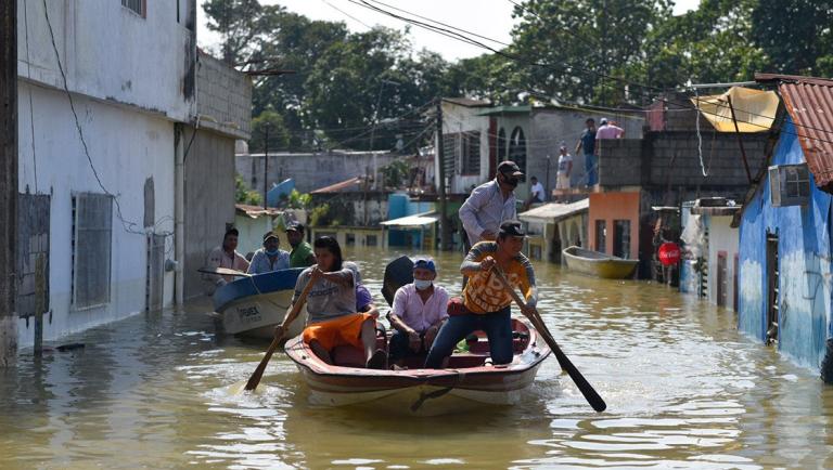 Mascupana esta bajo las aguas de las crecientes de los r�os tras el desfogue de la presa Pe�itas y las lluvias de d�as anteriores, cientos de familias permanecen en la intemperie tras no poder permanecer en sus casas inundadas muchos duermen en la inte