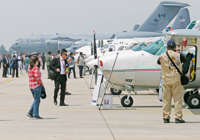 Motor para reactivar la economía. La Feria Aeroespacial México (Famex 2021) será determinante para el estado y para las empresas relacionadas con el sector de la aviación, así como para la generación de fuentes de trabajo. La organización seguirá los protocolos de sanidad dictados por la autoridad. Foto EE: Archivo.