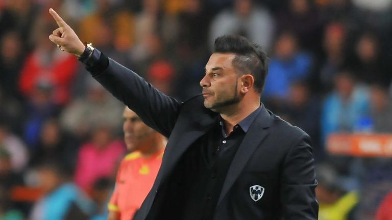 Antonio Mohamed coach of Pachuca gives instructions during the game against Monterrey during the Mexican Clausura 2016 Tournament at the Hidalgo stadium on January 30, 2016, in Pachuca, Mexico. AFP PHOTO/MARIA CALLS / AFP / MARIA CALLS