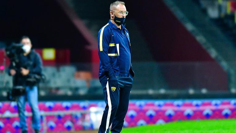 El tecnico Andres Lillini, durante el encuentro entre sus Pumas contra la M�quina del Cruz Azul, el cual ganaron de �ltimo minuto 2-1.