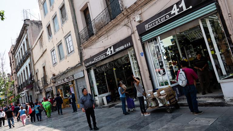 Trabajadores de gobierno llaman a comercios de la calle de Corregidora a cerrar esto como una medida de reforzamiento de la campa�a "Quedate en casa"