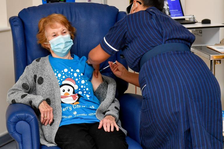 Margaret Keenan, una anciana de 90 años hospitalizada en Coventry, fue la primera en recibir la primera dosis del ansiado antídoto. Foto: Reuters