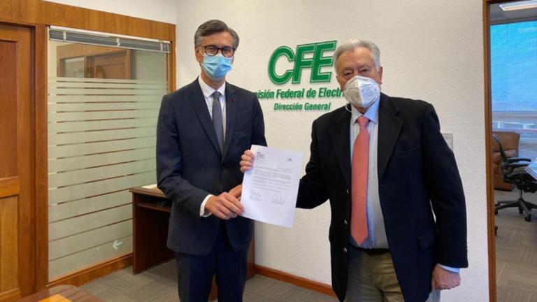 El embajador de Francia en México, Jean-Pierre Asvazadourian, y el director general de la CFE, Manuel Bartlett. Foto EE: Cortesía Twitter @ManuelBartlett