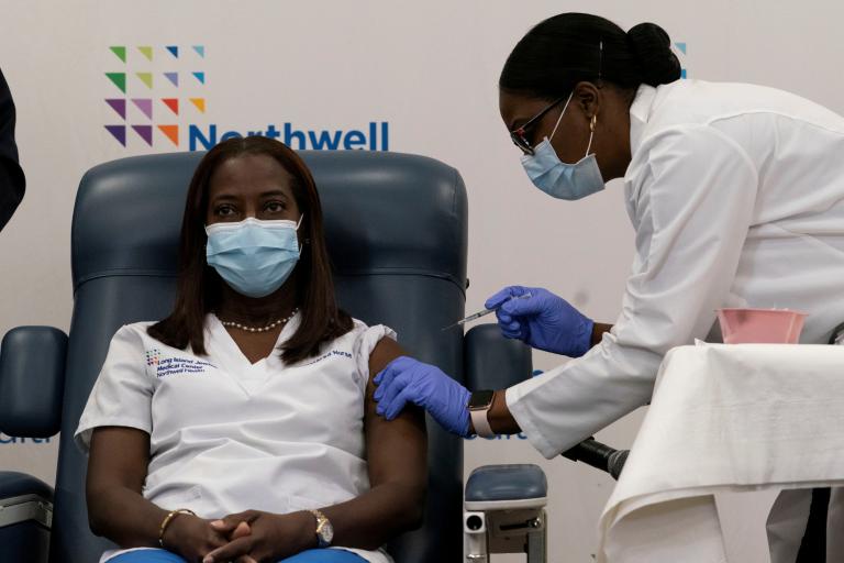 Sandra Lindsay, enfermera de la UCI, recibió la vacuna en el Long Island Jewish Medical Center en Queens, uno de los primeros epicentros del brote de Covid-19 en el país. Foto: Reuters