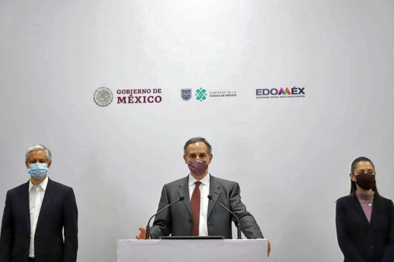 El subsecretario de Prevención y Promoción de la Salud, Hugo López-Gatell, con el gobernador del Estado de México, Alfredo del Mazo y la jefa de Gobierno de la Ciudad de México, durante la conferencia del 18 de diciembre pasado. Foto: AFP