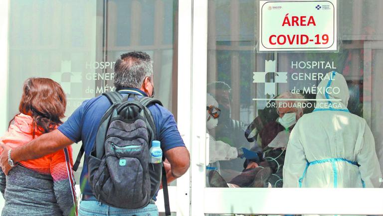 CIUDAD DE M…XICO, 20DICIEMBRE2020.- ParamÈdicos realizaron un traslado de un paciente con sÌntomas de Covid-19 al Hospital General. MÈxico registrÛ 117 mil 876 muertes por coronavirus SARS-CoV-2 y acumula un millÛn 313 mil 675 casos confirmados, de los cuales un millÛn 645 mil 836 son negativos; adem·s se tienen 405 mil 524 sospechosos. El pasado viernes Claudia Sheinbaum, jefa de gobierno, anunciÛ que la capital se encuentra en Sem·foro Rojo debido a que los hospitales se encuentran en un m·ximo de capacidad para atender pacientes con Covid-19 y por el alto Ìndice de contagios a causa de esta enfermedad. FOTO: GRACIELA L”PEZ /CUARTOSCURO.COM