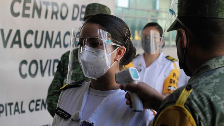 Para poder aplicar la vacuna contra Covid-19, primero se realiza un triage para descartar síntomas de la enfermedad. Foto EE: Eric Lugo