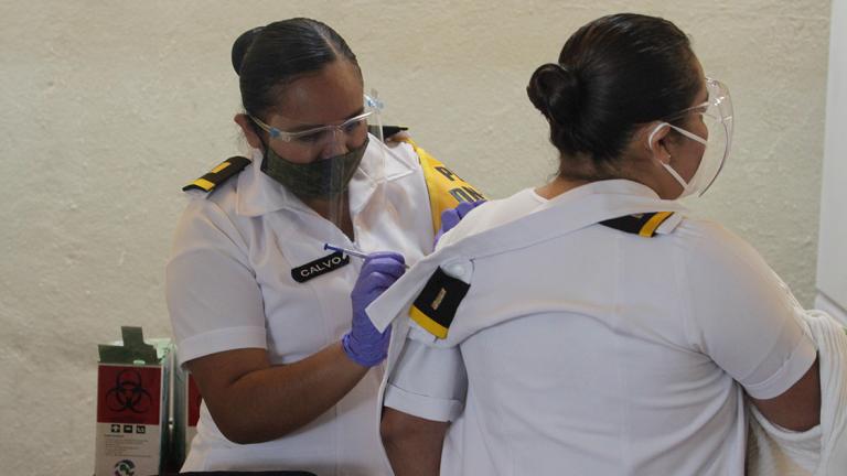 Los trabajadores, médicos y enfermeras del hospital vacunados contra Covid-19 deberán regresar en 21 días para aplicarse la segunda dosis y así completar el tratamiento. Foto EE: Eric Lugo