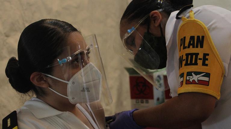 Personal médico que está en la primera línea de atención a pacientes con Covid-19 en la Ciudad de México recibió la primera dosis de la vacuna contra Covid-19. Foto EE: Eric Lugo