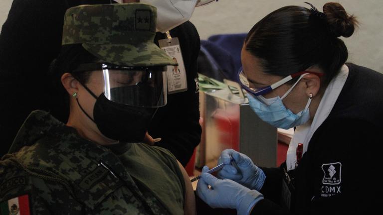 Personal médico que está en la primera línea de atención a pacientes con Covid-19 en la Ciudad de México recibió la primera dosis de la vacuna contra Covid-19. Foto EE: Eric Lugo