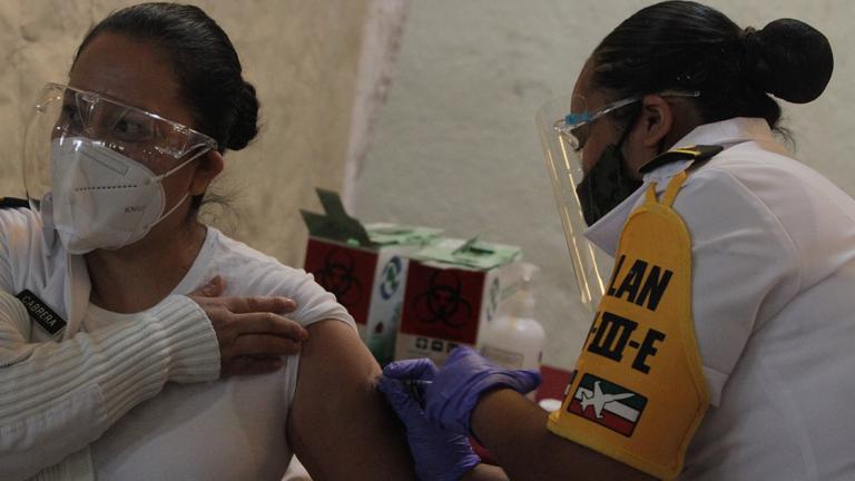 Personal médico que está en la primera línea de atención a pacientes con Covid-19 en la Ciudad de México recibió la primera dosis de la vacuna contra Covid-19. Foto EE: Eric Lugo