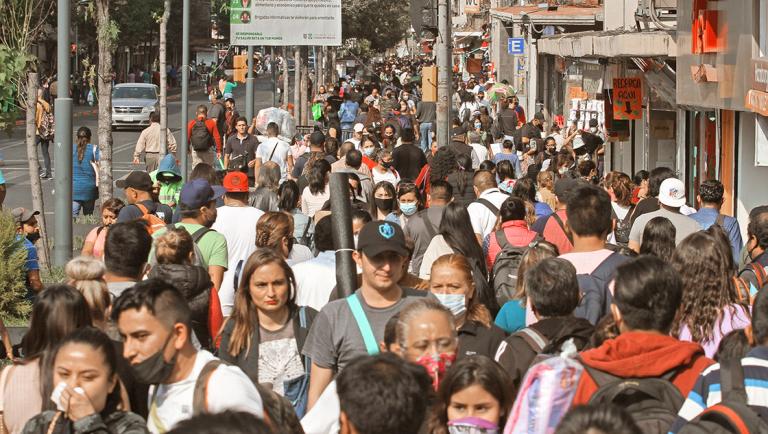 CIUDAD DE M…XICO, 11DICIEMBRE2020.- Continuan las grandes concentraciones de personas en las calles del centro histÛrico, esto pese a mantenerse  activo el sem·foro epidemiolÛgico en color naranja con alerta a cambio color rojo, debido al indice de hospitalizaciones en nosocomios de la cuidad.FOTO: ROGELIO MORALES /CUARTOSCURO.COM