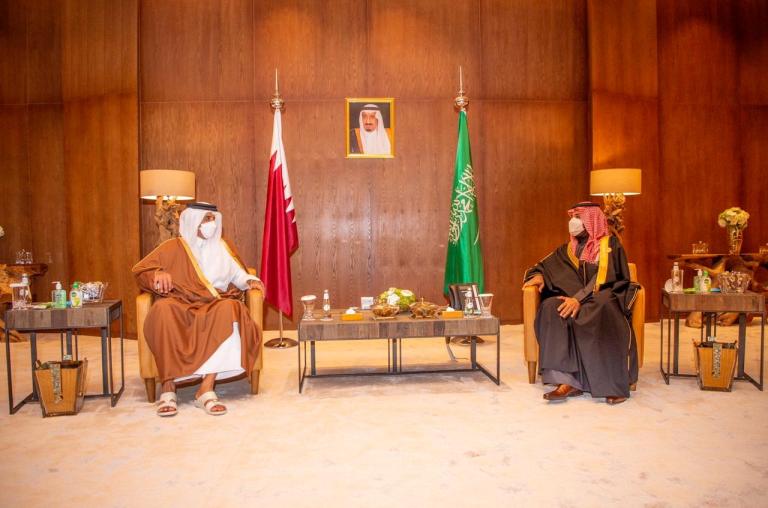 El príncipe heredero de Arabia Saudita, Mohammed bin Salman, se reúne con el emir Sheikh Tamim bin Hamad al-Thani de Catar durante la 41 Cumbre del Consejo de Cooperación del Golfo (CCG) en Al-Ula, Arabia Saudita. Foto: Reuters