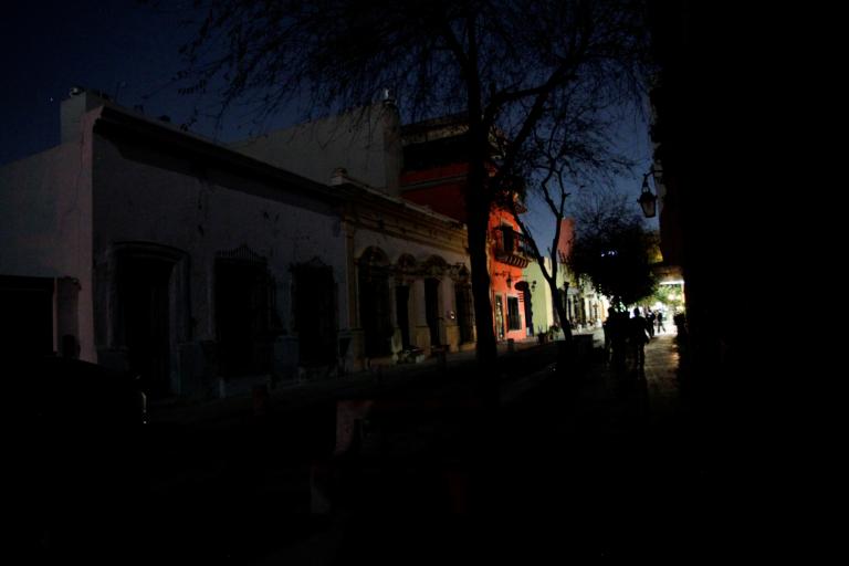 Personas caminan en una calle oscura de Monterrey, Nuevo León, durante un apagón en la red eléctrica de México que dejó a 10.3 millones de usuarios sin energía por hasta dos horas. Foto: Reuters