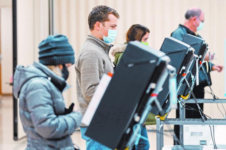 Desde temprana hora votantes participaron el martes en el balotaje por el Senado en Georgia. Foto: Reuters