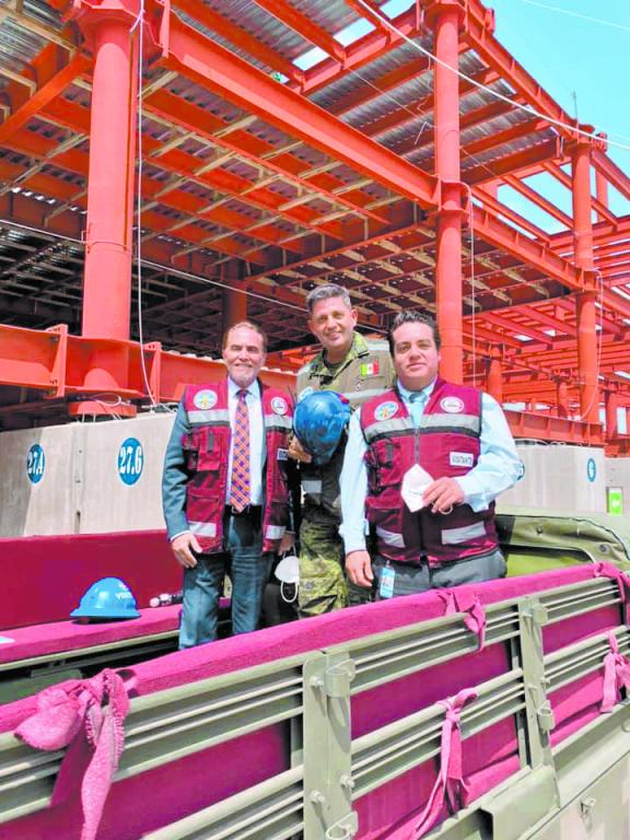 Interjet también presenta adeudos con Aeropuertos y Servicios Auxiliares y con el Aeropuerto de la Ciudad de México, entre otros. Alejandro del Valle (izquierda) y Carlos del Valle (derecha) fueron recibidos en octubre pasado en Santa Lucía, en su calidad de directivos de Interjet por el Comandante Gustavo Vallejo (centro), quien está al frente de la obra. Foto: Especial