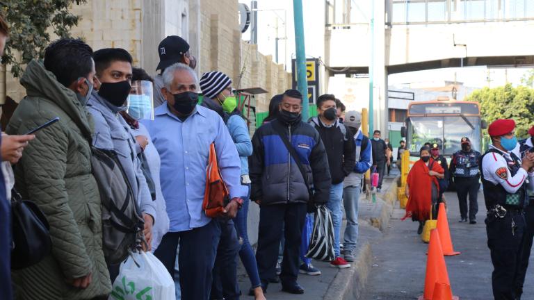 En diversos paraderos de autobuses se percibieron largas filas y aglomeraciones pese a que la CDMX se encuentra en semáforo rojo ante la pandemia de Covid-19. Foto EE: Rosario Servin