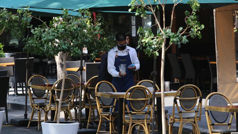 En la primera etapa de reapertura las autoridades han dispuesto que los restaurantes coloquen las mesas en zig-zag conservando una distancia de 1.5 metros. Foto EE: Rosario Servin.