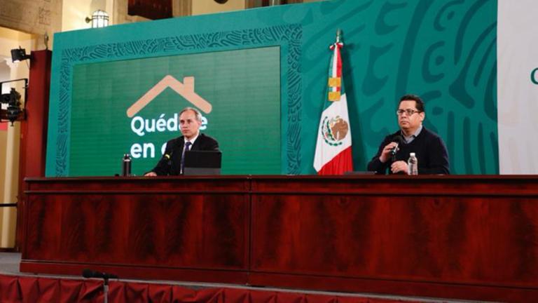 Hugo López-Gatell, subsecretario de Prevención y Promoción de la Salud y José Luis Alomía, director general de Epidemiología.  Foto EE: Cortesía Presidencia de México