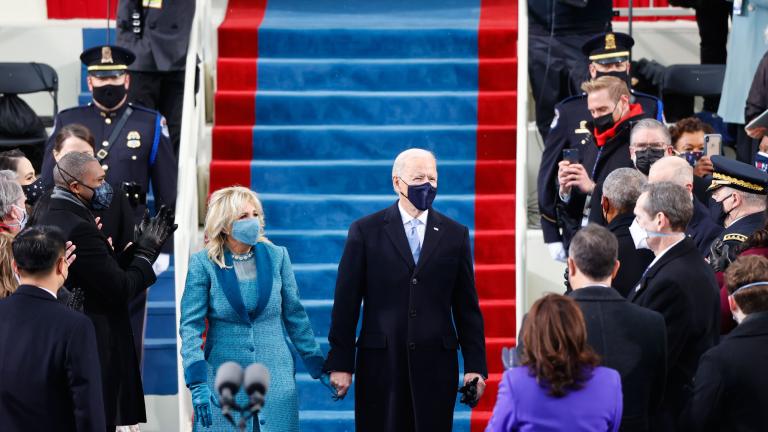  Biden llegó al Capitolio acompañado de su esposa, Jill Biden, y de Kamala Harris. Harris, de 56 años, acudió acompañada de su marido, Doug Emhoff, y eligió un conjunto azul para la ceremonia que se celebra en el frontis del Capitolio. Foto: Reuters