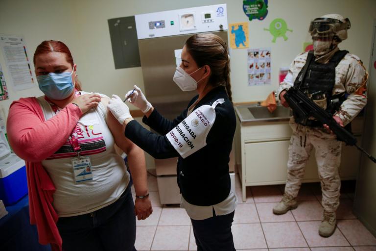 AMLO dijo que su gobierno, una vez que concluya la vacunación a personal médico, iniciará la inmunización de personas adultas mayores, lo que reducirá la mortalidad por Covid-19. Foto: Reuters