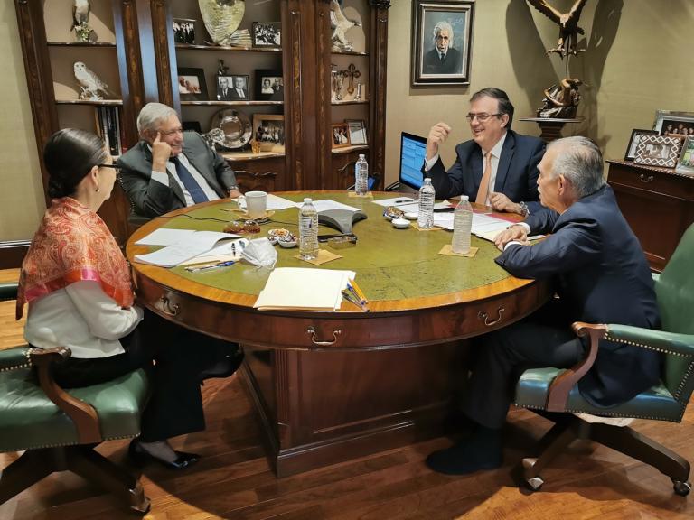 El viernes 22 de enero López Obrador estuvo acompañado por el secretario de Relaciones Exteriores, Marcelo Ebrard Casaubon y el empresario Alfonso Romo Garza, además de Rosa Icela Rodríguez, secretaria de Seguridad. Foto EE: Cortesía  Twitter