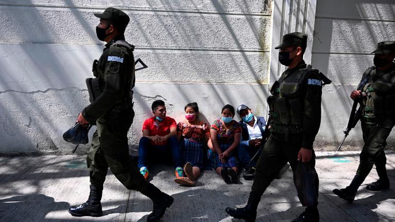 Personas de origen guatemalteco que dijeron ser familiares de los migrantes hallados calcinados en Tamaulipas. Foto: AFP.         