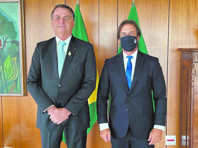 El presidente de Brasil, Jair Bolsonaro, recibió este miércoles en Brasilia a su homólogo de Uruguay, Luis Lacalle Pou. Conversaron sobre proyectos de infraestructura y energía. Foto: AFP