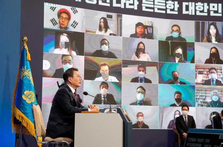 "Tenemos un potencial infinito de energía eólica marina y la mejor tecnología del mundo en este campo", afirmó el presidente Moon Jae-in. Foto: Reuters.