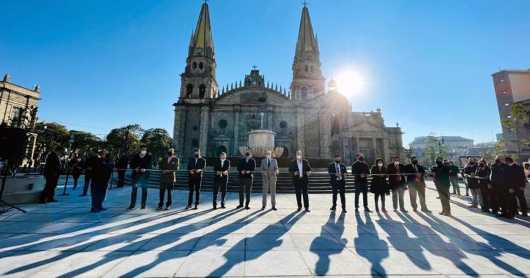 Autoridades locales inauguraron la recién remodelada plaza Guadalajara. Foto EE: Cortesía