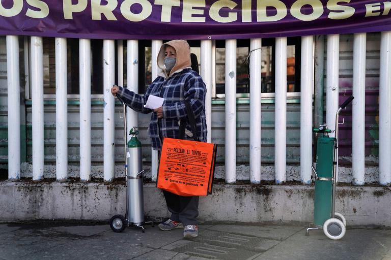 La UIF reiteró que las personas bloqueadas no venden oxígeno medicinal ni vacunas, sólo se dedican a engañar a las personas por medio de la supuesta venta de productos de salud. Foto: Reuters