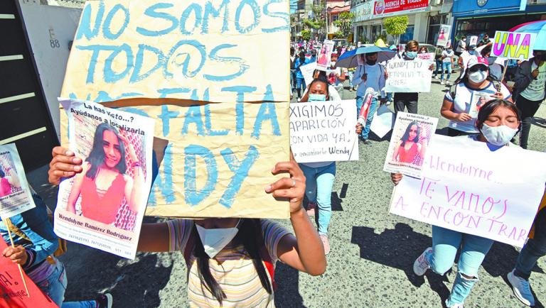 De acuerdo a la Comisión Nacional de Búsqueda de Personas en México hay 83,000 personas desaparecidas, más de 4,000 fosas clandestinas