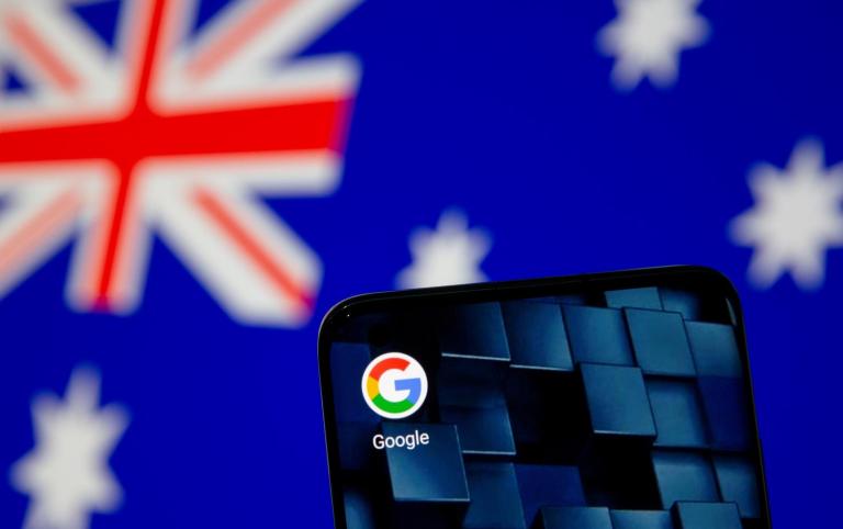 La iconografía de Google en un smartphone, con la bandera australiana de fondo. Foto: Dado Ruvic / Reuters