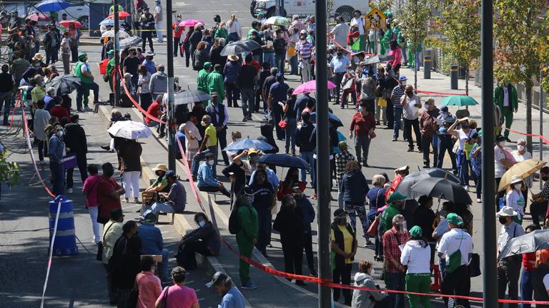 El gobierno de la CDMX comenzó este miércoles a aplicar dosis de la vacuna Sputnik V a adultos mayores en Iztacalco, Xochimilco y Tláhuac. Foto EE: Rosario Servin