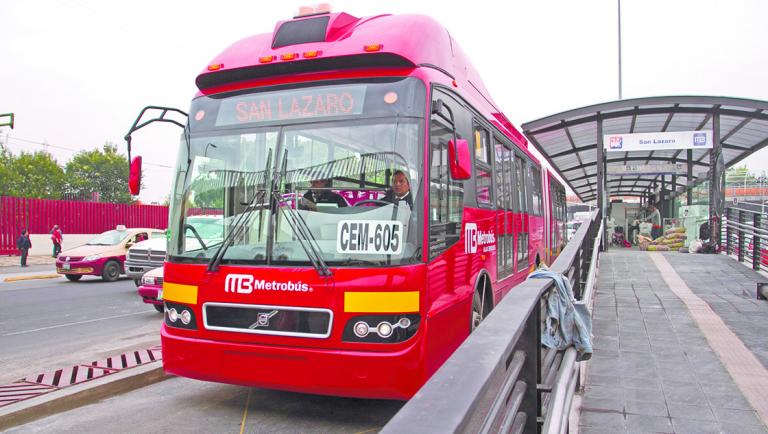 M�XICO D.F., 24OCTUBRE2013.- Metrob�s inicia recorridos en estaciones de L�nea 5. Las pruebas de los autobuses articulados se realizan en Eje 3 Oriente Eduardo Molina, en el tramo de R�o de los Remedios a R�o Guadalupe.FOTO: GUILLERMO PEREA /CUARTOS