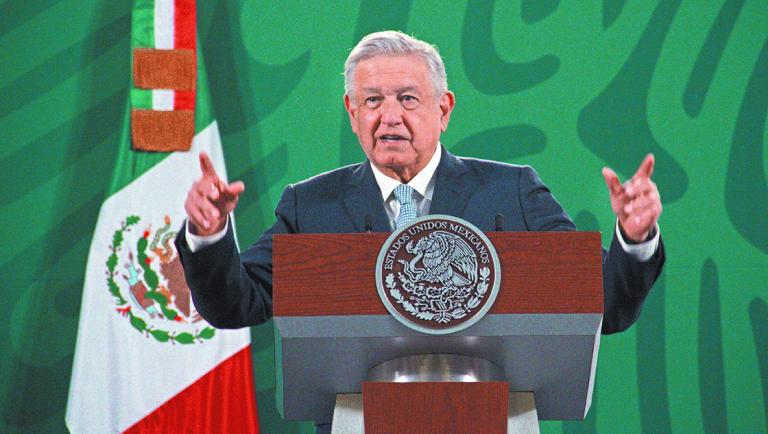 CIUDAD DE MÉXICO, 22FEBRERO2021.- Andres Manuel López Obrador, presidente de Mexico acompañado de Delfina Gómez Álvarez, secretaria de Educación Pública; Tatiana Clouthier Carrillo, secretaria de Economía; Luisa María Alcalde Luján, secretaria del Trabajo y Previsión Social; Javier May Rodríguez, secretario de Bienestar; Román Meyer Falcón, secretario de Desarrollo Agrario, Territorial y Urbano; Ricardo Sheffield Padilla,  titular de la Procuraduría Federal del Consumidor (Profeco); Víctor Villalobos Arámbula, secretario de Agricultura y Desarrollo Rural y Ariadna Montiel Reyes, subsecretaria de Desarrollo Social y Humano, durante la conferencia matutina en Palacio Nacional. FOTO: ANDREA MURCIA /CUARTOSCURO.COM