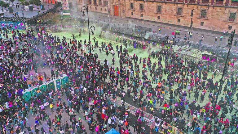 8M: cerca de 20,000 mujeres, incluidas niñas y jóvenes se manifestaron