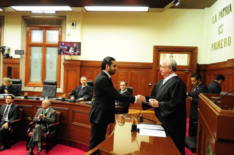 El juez Juan Pablo Gómez Fierro, en una imagen de 2014, rindiendo protesta constitucional en el Poder Judicial de la Federación. Foto: @jpgomezfierro / Twitter