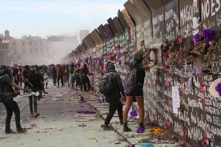 Las protestas del 8 de marzo del 2021 expusieron el nivel de confrontación entre el gobierno del presidente, Andrés Manuel López Obrador, con los movimientos feministas. Foto EE: Rosario Servin